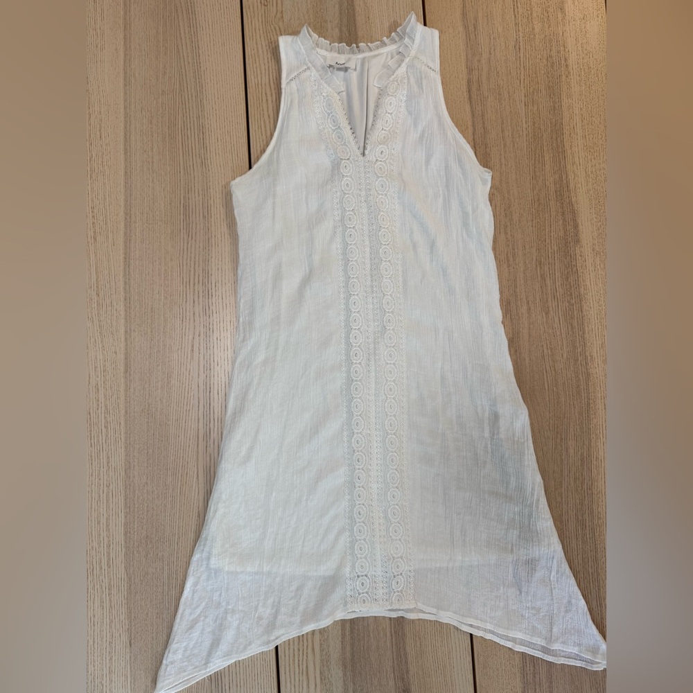 Fyve white dress with lace.